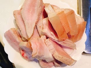 1、卷心菜炒五花肉粉丝,准备好五花肉