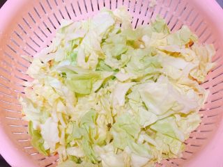 2、卷心菜炒五花肉粉丝,卷心菜用手撕开，洗干净沥干