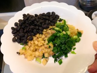 3、卷心菜炒五花肉粉丝,准备好适量豆豉，姜切末，葱切末