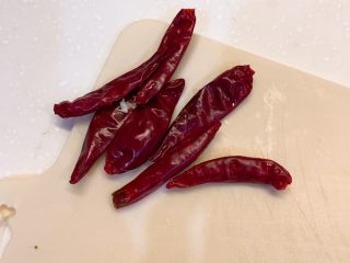 4、卷心菜炒五花肉粉丝,干辣椒用水洗干净