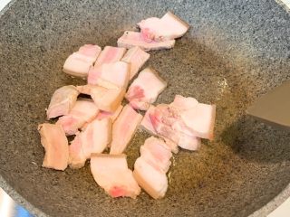 5、卷心菜炒五花肉粉丝,冷锅热油，放入五花肉翻炒均匀