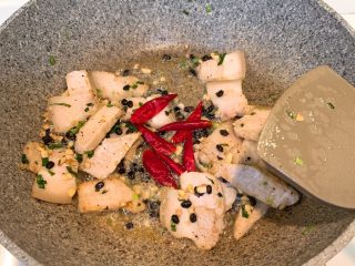 6、卷心菜炒五花肉粉丝,倒入准备好的葱，姜，豆豉，干辣椒翻炒均匀