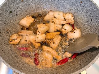 7、卷心菜炒五花肉粉丝,出香味后加入一勺老抽，翻炒均匀