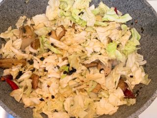 8、卷心菜炒五花肉粉丝,加入卷心菜翻炒