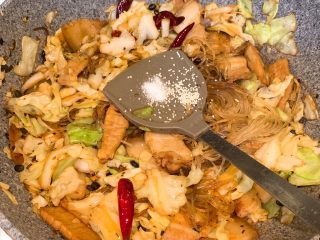 11、卷心菜炒五花肉粉丝,加入1勺盐，1勺鸡精，翻炒均匀出锅