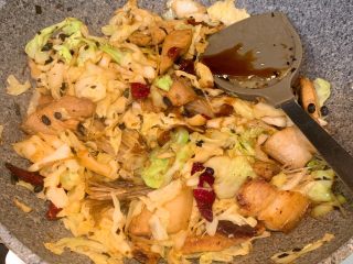 10、卷心菜炒五花肉粉丝,加入1勺蚝油
