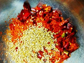 3、熬制香喷喷的辣椒油，可以做各种凉菜,加入芝麻