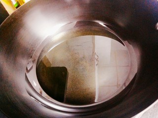 4、熬制香喷喷的辣椒油，可以做各种凉菜,锅中倒油