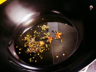 5、熬制香喷喷的辣椒油，可以做各种凉菜,油热后先加入花椒和八角，炸出香味