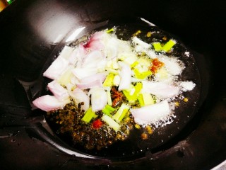 6、熬制香喷喷的辣椒油，可以做各种凉菜,再加入洋葱，葱，蒜，姜