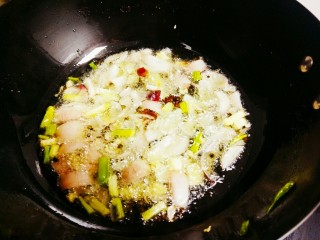 7、熬制香喷喷的辣椒油，可以做各种凉菜,洋葱炸至金黄后去渣