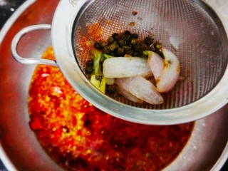 8、熬制香喷喷的辣椒油，可以做各种凉菜,炸好的油通过过滤筛进辣椒粉中