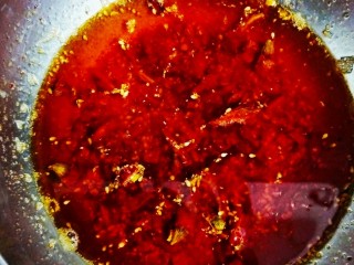 9、熬制香喷喷的辣椒油，可以做各种凉菜,用勺子搅拌均匀即可