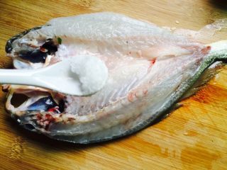 5、广式清蒸黄鱼,取1小茶匙盐均匀涂抹鱼身
