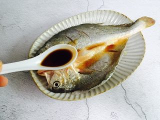 8、广式清蒸黄鱼,一勺蒸鱼豉油