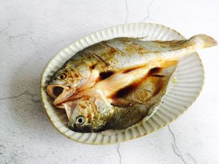 9、广式清蒸黄鱼,腌制十分钟