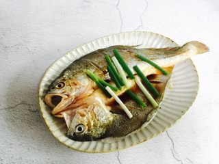 10、广式清蒸黄鱼,摆上葱段
