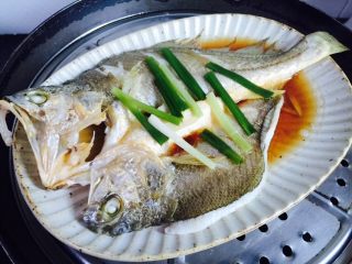 12、广式清蒸黄鱼,中大火蒸八分钟即可