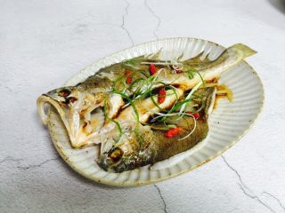 14、广式清蒸黄鱼,放入葱丝、枸杞