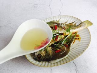 15、广式清蒸黄鱼,锅中加入适量的食用油加热至冒烟然后淋入鱼身上，哧啦声响，葱香四溢