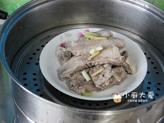4、过年菜---节节高升,然后上锅里蒸，这个时间会比较长了，一个小时左右