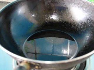 6、过年菜---节节高升,锅里烧热，油需要多一点，不过实际上耗油不多