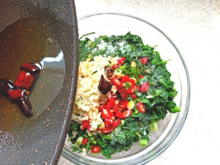 8、凉拌荠荠菜,淋入碗中,泼香蒜蓉