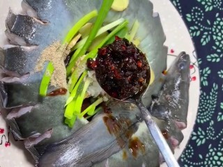 3、老干妈蒸鳗鱼,放葱姜，海鲜酱油，耗油，料酒，胡椒粉，白糖，老干妈酱