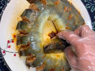 5、老干妈蒸鳗鱼,腌好的鳗鱼摆入盘中