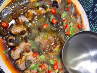 8、老干妈蒸鳗鱼,蒸好的鳗鱼放入葱花，小米辣，琳入热油即可