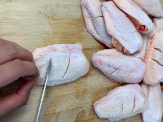 1、可乐鸡翅,首先鸡翅改刀