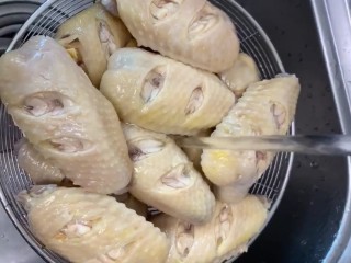 3、可乐鸡翅,捞出清洗干净控干水分