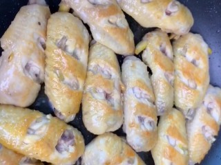 4、可乐鸡翅,锅中油热下入鸡翅煎至两面金黄