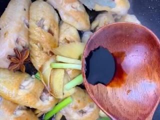 5、可乐鸡翅,放葱姜，香叶，八角，生抽，老抽翻炒均匀
