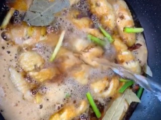 6、可乐鸡翅,加入一罐可乐，加入温开水没过鸡翅