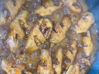 9、可乐鸡翅,开盖大火收干汤汁出锅即可