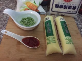 1、脆皮日本豆腐,如图日本豆腐2条，青豆，番茄酱，淀粉，白糖，醋，油，备用。