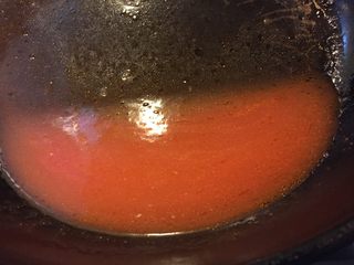 6、脆皮日本豆腐,如图锅中留少许油，放入番茄酱，糖，醋用铲子搅拌均匀，加入青豆翻炒，带汤汁待冒出细密的泡泡加入水淀粉