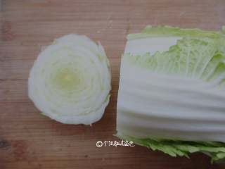 1、凉拌娃娃菜,将娃娃菜去根