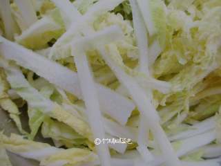 4、凉拌娃娃菜,用盐腌制半小时,然后用水冲洗一下