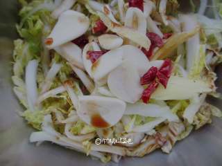 6、凉拌娃娃菜,加入蒜片、辣椒、白糖、醋、味极鲜,盐调味