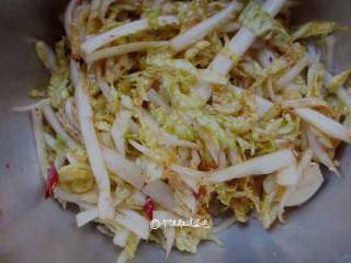 7、凉拌娃娃菜,带一次性手套抓拌均匀,腌制2小时候更入味