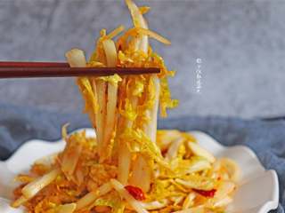 12、凉拌娃娃菜,娃娃菜口感甘甜清爽,除了做馅、小炒、煲汤,还可以做成可口开胃的凉拌菜。水分高热量低,也是减肥的佳品。