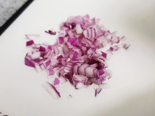 2、尖椒皮蛋,洋葱切碎备用