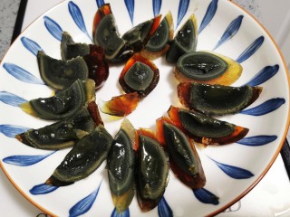 5、尖椒皮蛋,码好在盘子里