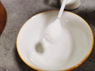 6、尖椒皮蛋,空碗里放入盐