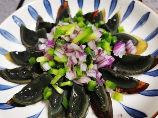 15、尖椒皮蛋,洋葱和尖椒铺在上面