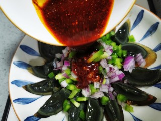 16、尖椒皮蛋,浇上料汁即可上桌