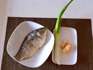 1、香煎鲫鱼,食材准备好