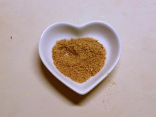 2、香煎鲫鱼,椒盐备好